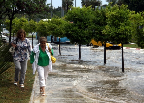 Antalya'da saÄanak yaÄmur caddeleri gÃ¶le Ã§evirdi