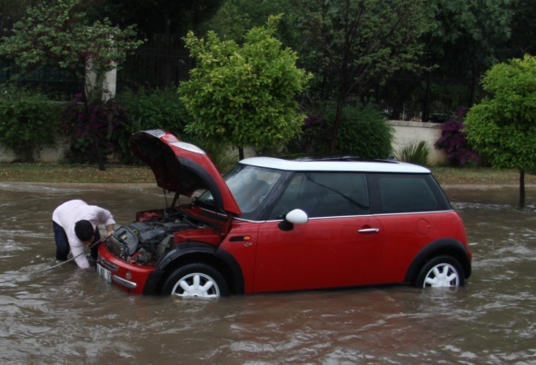 Antalya'da saÄanak yaÄmur caddeleri gÃ¶le Ã§evirdi