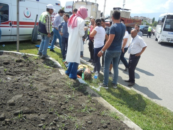 Edremit'te ambulansÄ±n karÄ±ÅtÄ±ÄÄ± kazada kavÅak savaÅ alanÄ±na dÃ¶ndÃ¼: 2 yaralÄ±