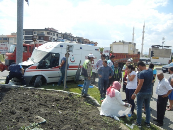 Edremit'te ambulansÄ±n karÄ±ÅtÄ±ÄÄ± kazada kavÅak savaÅ alanÄ±na dÃ¶ndÃ¼: 2 yaralÄ±