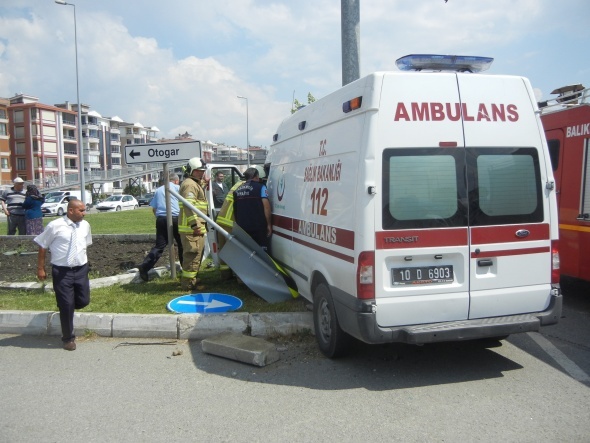 Edremit'te ambulansÄ±n karÄ±ÅtÄ±ÄÄ± kazada kavÅak savaÅ alanÄ±na dÃ¶ndÃ¼: 2 yaralÄ±