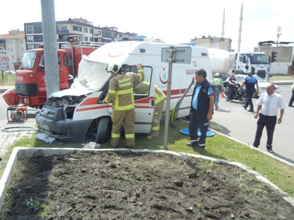 Edremit'te ambulansÄ±n karÄ±ÅtÄ±ÄÄ± kazada kavÅak savaÅ alanÄ±na dÃ¶ndÃ¼: 2 yaralÄ±