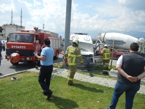 Edremit'te ambulansÄ±n karÄ±ÅtÄ±ÄÄ± kazada kavÅak savaÅ alanÄ±na dÃ¶ndÃ¼: 2 yaralÄ±