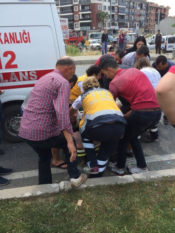 Edremit'te ambulansÄ±n karÄ±ÅtÄ±ÄÄ± kazada kavÅak savaÅ alanÄ±na dÃ¶ndÃ¼: 2 yaralÄ±