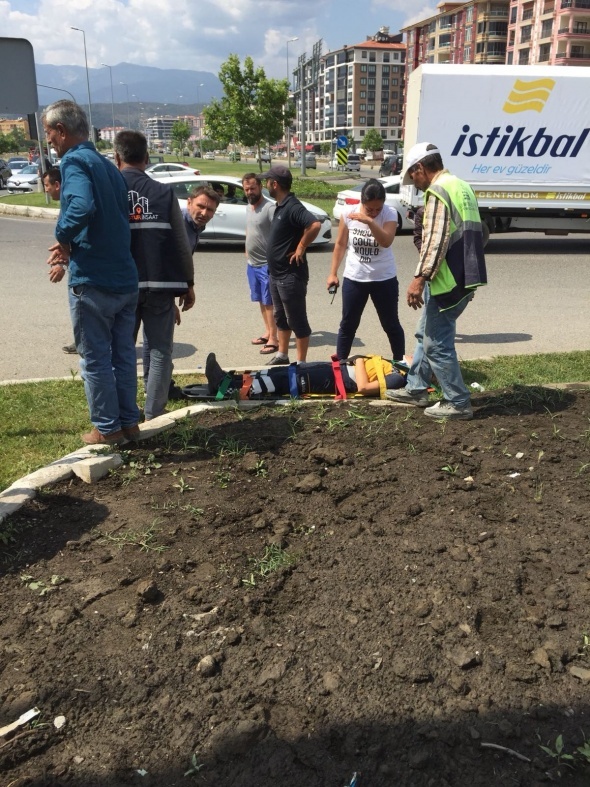 Edremit'te ambulansÄ±n karÄ±ÅtÄ±ÄÄ± kazada kavÅak savaÅ alanÄ±na dÃ¶ndÃ¼: 2 yaralÄ±