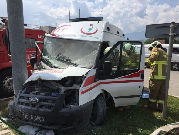 Edremit'te ambulansÄ±n karÄ±ÅtÄ±ÄÄ± kazada kavÅak savaÅ alanÄ±na dÃ¶ndÃ¼: 2 yaralÄ±