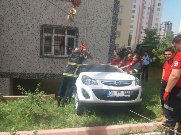 Otomobil askÄ±da kaldÄ±