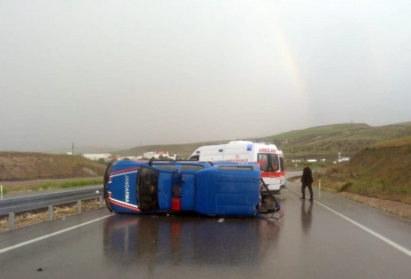 BeypazarÄ±'nda askeri araÃ§ devrildi: 5 yaralÄ±
