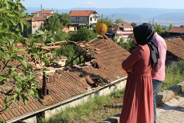 GÃ¼rÃ¼ltÃ¼yÃ¼ duyan mahalleli korkuyla dÄ±ÅarÄ± fÄ±rladÄ±! Otomobil Ã¶yle bir yere Ã§arptÄ± ki...