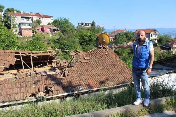 GÃ¼rÃ¼ltÃ¼yÃ¼ duyan mahalleli korkuyla dÄ±ÅarÄ± fÄ±rladÄ±! Otomobil Ã¶yle bir yere Ã§arptÄ± ki...