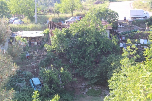 GÃ¼rÃ¼ltÃ¼yÃ¼ duyan mahalleli korkuyla dÄ±ÅarÄ± fÄ±rladÄ±! Otomobil Ã¶yle bir yere Ã§arptÄ± ki...