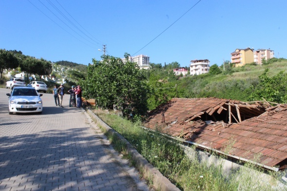 GÃ¼rÃ¼ltÃ¼yÃ¼ duyan mahalleli korkuyla dÄ±ÅarÄ± fÄ±rladÄ±! Otomobil Ã¶yle bir yere Ã§arptÄ± ki...
