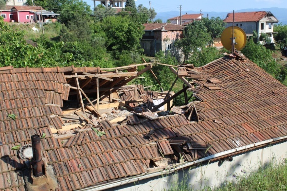 GÃ¼rÃ¼ltÃ¼yÃ¼ duyan mahalleli korkuyla dÄ±ÅarÄ± fÄ±rladÄ±! Otomobil Ã¶yle bir yere Ã§arptÄ± ki...
