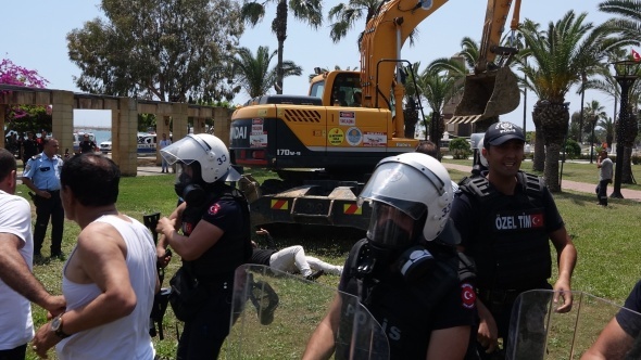 Åehri ayaÄa kaldÄ±rdÄ±lar! Benzin bidonlarÄ±yla Ã§atÄ±ya Ã§Ä±kÄ±p..