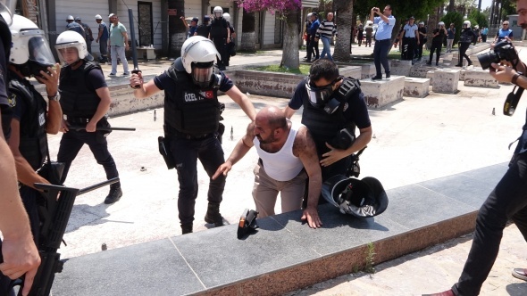 Åehri ayaÄa kaldÄ±rdÄ±lar! Benzin bidonlarÄ±yla Ã§atÄ±ya Ã§Ä±kÄ±p..