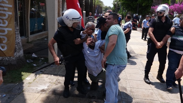 Åehri ayaÄa kaldÄ±rdÄ±lar! Benzin bidonlarÄ±yla Ã§atÄ±ya Ã§Ä±kÄ±p..