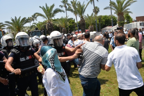 Åehri ayaÄa kaldÄ±rdÄ±lar! Benzin bidonlarÄ±yla Ã§atÄ±ya Ã§Ä±kÄ±p..