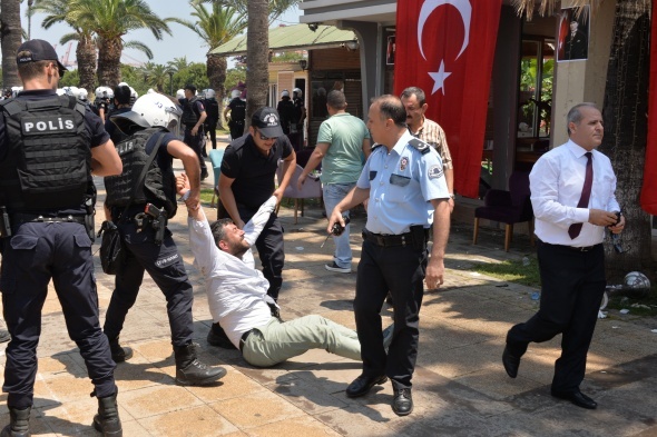 Åehri ayaÄa kaldÄ±rdÄ±lar! Benzin bidonlarÄ±yla Ã§atÄ±ya Ã§Ä±kÄ±p..