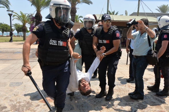 Åehri ayaÄa kaldÄ±rdÄ±lar! Benzin bidonlarÄ±yla Ã§atÄ±ya Ã§Ä±kÄ±p..