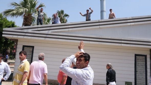 Åehri ayaÄa kaldÄ±rdÄ±lar! Benzin bidonlarÄ±yla Ã§atÄ±ya Ã§Ä±kÄ±p..