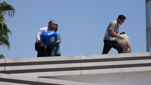 Åehri ayaÄa kaldÄ±rdÄ±lar! Benzin bidonlarÄ±yla Ã§atÄ±ya Ã§Ä±kÄ±p..