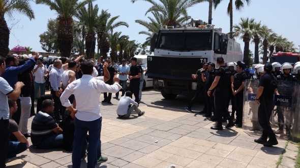 Åehri ayaÄa kaldÄ±rdÄ±lar! Benzin bidonlarÄ±yla Ã§atÄ±ya Ã§Ä±kÄ±p..