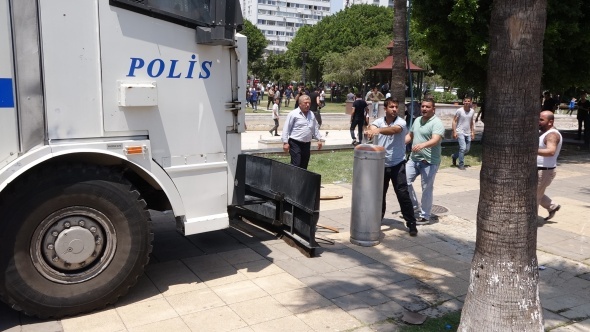 Åehri ayaÄa kaldÄ±rdÄ±lar! Benzin bidonlarÄ±yla Ã§atÄ±ya Ã§Ä±kÄ±p..