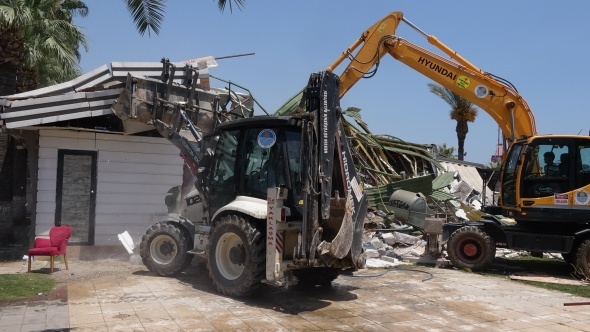 Åehri ayaÄa kaldÄ±rdÄ±lar! Benzin bidonlarÄ±yla Ã§atÄ±ya Ã§Ä±kÄ±p..