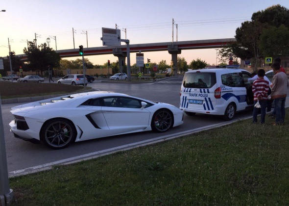 4 milyonluk lüks otomobile egzoz yüzünden ceza kesildi