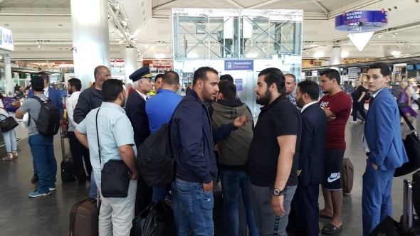 HavalimanÄ±nda ilginÃ§ olay! Yolcular uÃ§aktan inmek istemeyince...