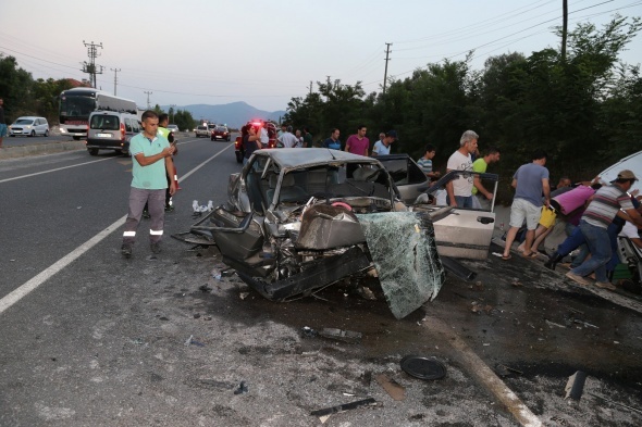 Ters yÃ¶nde giden ticari araÃ§ otomobille Ã§arpÄ±ÅtÄ±! Ãok sayÄ±da yaralÄ± var