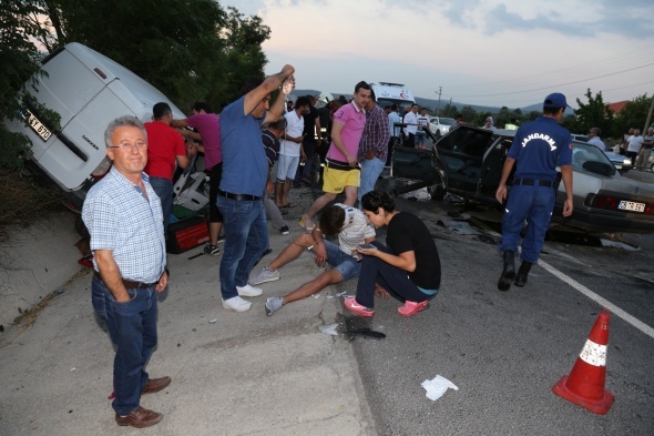 Ters yÃ¶nde giden ticari araÃ§ otomobille Ã§arpÄ±ÅtÄ±! Ãok sayÄ±da yaralÄ± var