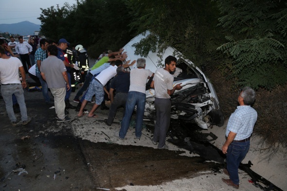 Ters yÃ¶nde giden ticari araÃ§ otomobille Ã§arpÄ±ÅtÄ±! Ãok sayÄ±da yaralÄ± var