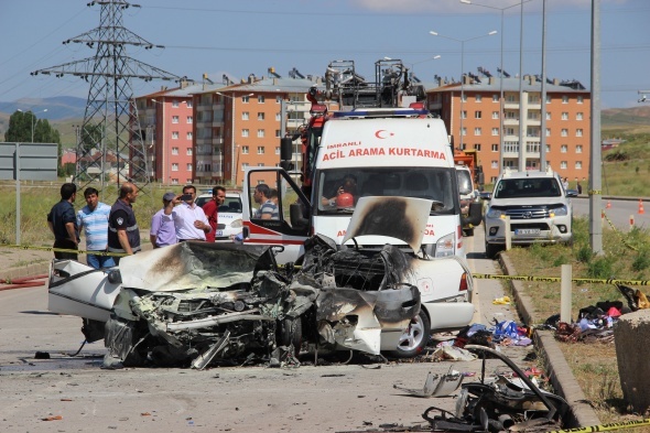 Yanan araÃ§tan Ã§Ä±kamadÄ±lar: 5 Ã¶lÃ¼