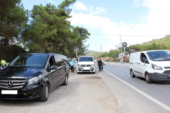 Her 3 aracın 2'sinden çıktı! Polisi görünce Åok oldular...