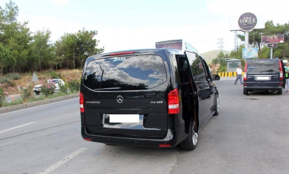 Her 3 aracın 2'sinden çıktı! Polisi görünce Åok oldular...