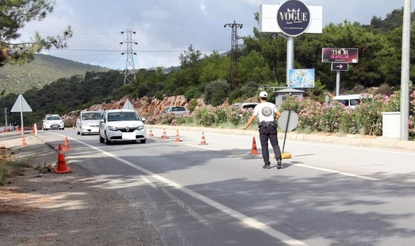 Her 3 aracın 2'sinden çıktı! Polisi görünce Åok oldular...