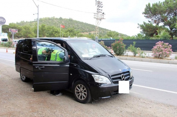 Her 3 aracın 2'sinden çıktı! Polisi görünce Åok oldular...