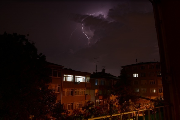 Ä°stanbulâda ÅimÅekler geceyi aydÄ±nlattÄ±!