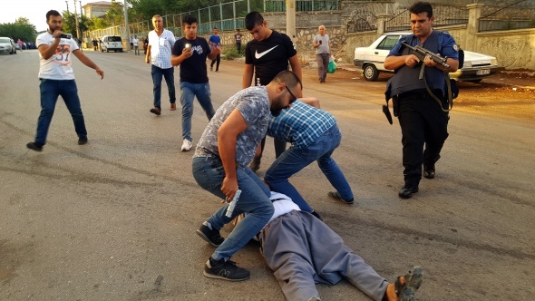 Polis ateÅ aÃ§mak zorunda kaldÄ±! Korku dolu dakikalar