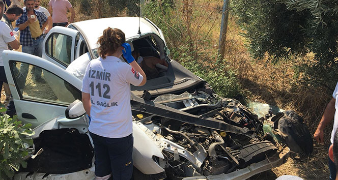 Ä°zmirde tren otomobile Ã§arptÄ±, yolcularda dehÅeti yaÅadÄ±: 1i aÄÄ±r 2 yaralÄ±