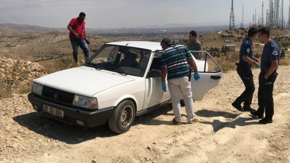 KorkunÃ§ Ã¶lÃ¼m! ArkadaÅÄ± arabanÄ±n kapÄ±sÄ±nÄ± aÃ§Ä±nca...