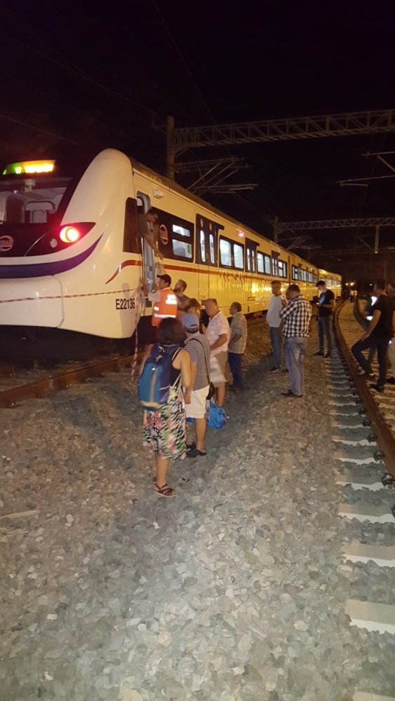 Tren raydan Ã§Ä±ktÄ±, faciadan dÃ¶nÃ¼ldÃ¼!