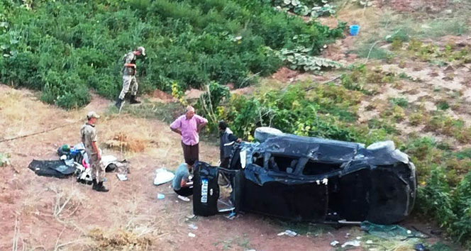 Otomobil Åarampole devrildi: 4 yaralÄ±!