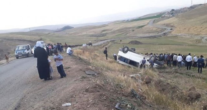 Ağrıda kaçak göçmenleri taşıyan minibüs şarampole devrildi: 21 yaralı