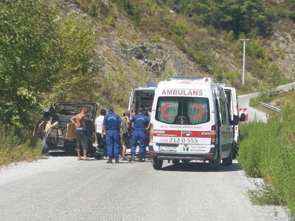 Turistleri taÅÄ±yan cip kaza yaptÄ±! ÃlÃ¼ ve yaralÄ±lar var