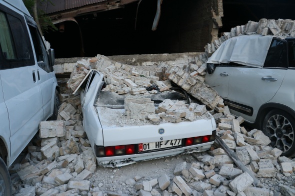 Fabrika duvarÄ± araÃ§larÄ±n Ã¼zerine Ã§Ã¶ktÃ¼