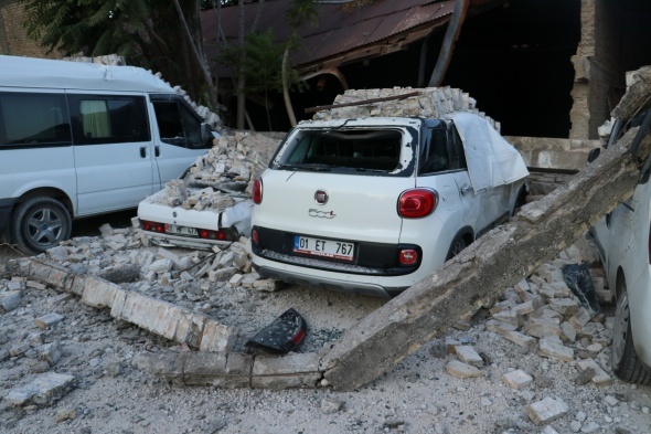 Fabrika duvarÄ± araÃ§larÄ±n Ã¼zerine Ã§Ã¶ktÃ¼