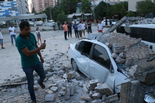 Fabrika duvarÄ± araÃ§larÄ±n Ã¼zerine Ã§Ã¶ktÃ¼