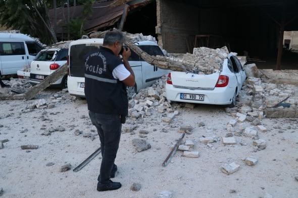 Fabrika duvarÄ± araÃ§larÄ±n Ã¼zerine Ã§Ã¶ktÃ¼